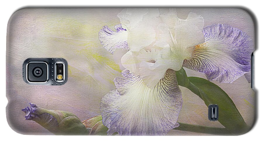 Iris Galaxy S5 Case featuring the photograph Bearded Iris 'Gnuz Spread' by Patti Deters