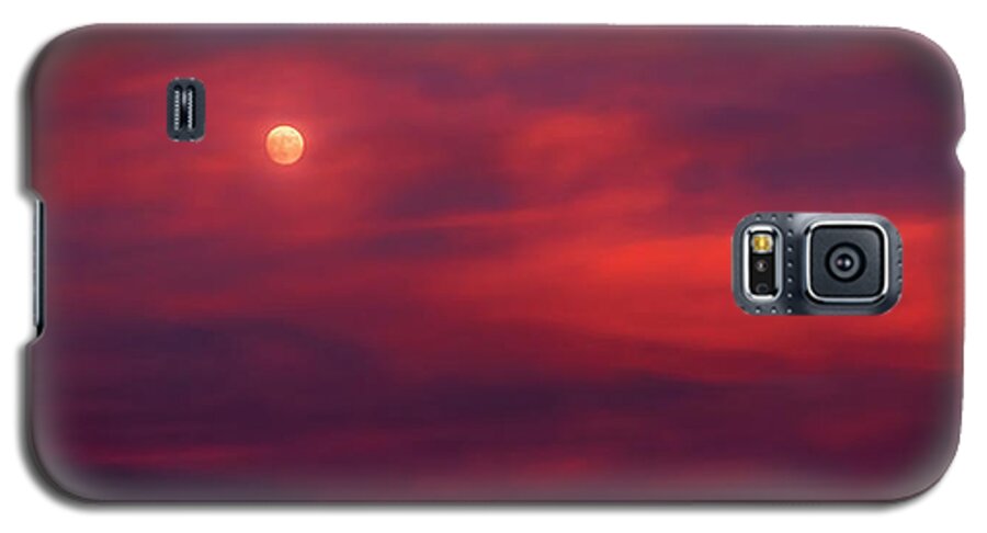 Clouds Galaxy S5 Case featuring the photograph Red Moon by Steve Sullivan