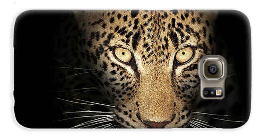 Leopardeyesdarkblackbackgroundwildlifeanimalmammalwildcatpantherapardusspottedfierceintensestarelookpowerfulpredatorcloseupclose-upclosepiercinglicktonguefrontviewafricaphotographonenobodyportraitsafaripawyellownaturedetail015092rs2 Galaxy S6 Case featuring the photograph Leopard In The Dark by Johan Swanepoel