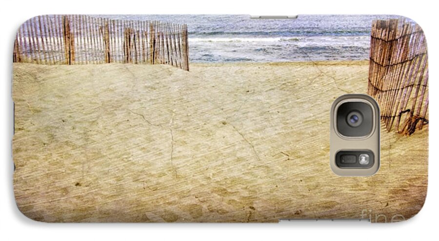 Jersey Shore Galaxy S7 Case featuring the photograph Down the Shore by Debra Fedchin