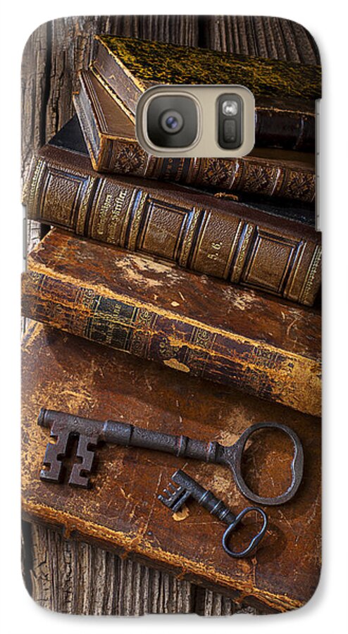 Key Galaxy S7 Case featuring the photograph Love reading by Garry Gay