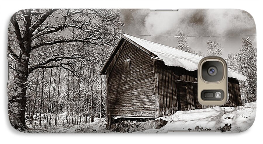Cottages Galaxy S7 Case featuring the photograph Old Rural Barn In A Winter Landscape by Christian Lagereek