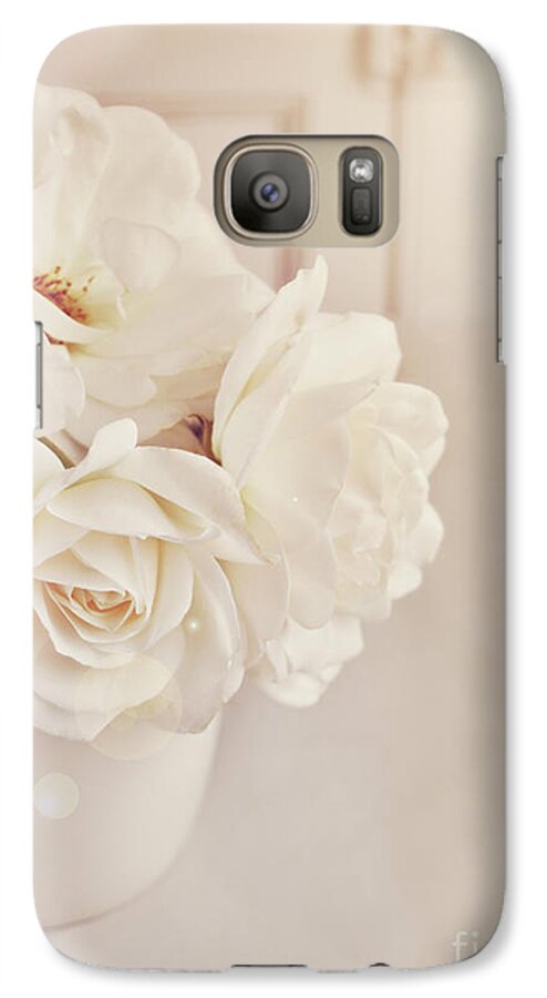 White Roses Galaxy S7 Case featuring the photograph Cream roses in vase by Lyn Randle
