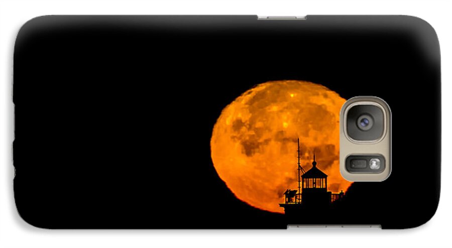 Lighthouse Galaxy S7 Case featuring the photograph Pierhead Supermoon Silhouette by Everet Regal