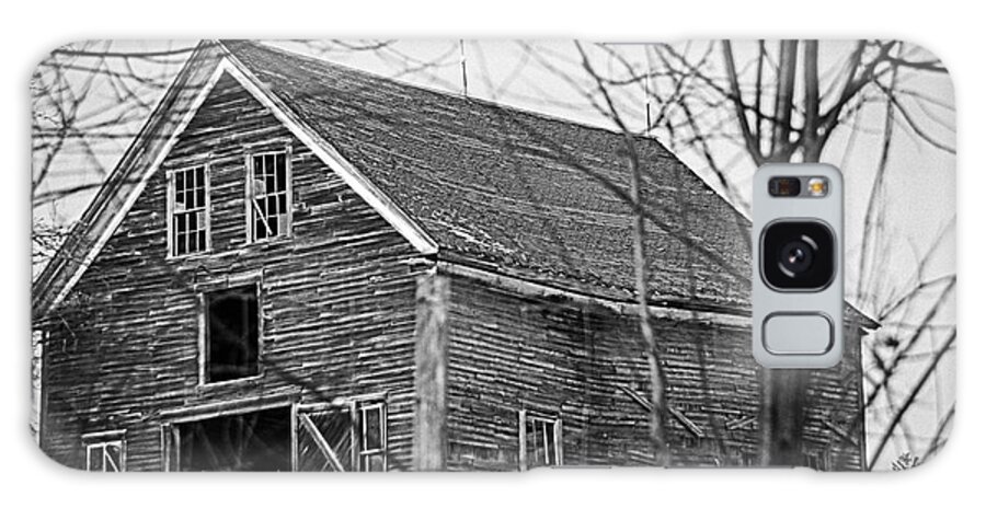 Maine Nature Photographers Galaxy S8 Case featuring the photograph Maine Barn by Alana Ranney