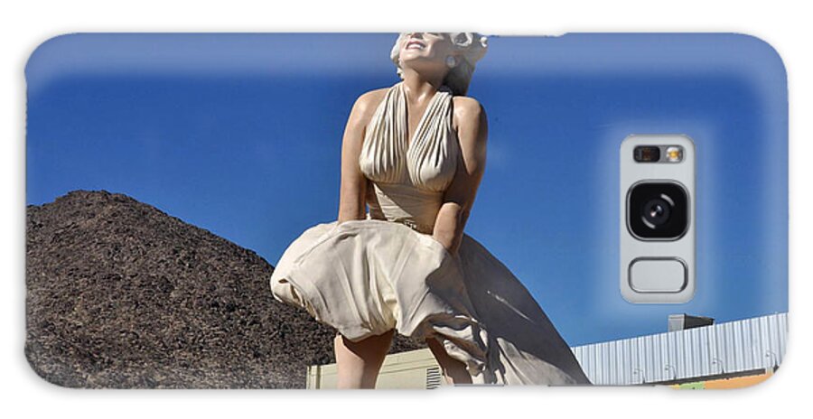 Marilyn Monroe Galaxy S8 Case featuring the photograph Marilyn Monroe Statue in Palm Springs California by Diane Lent