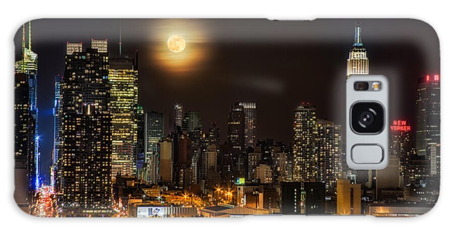 Empire State Building Galaxy S8 Case featuring the photograph Super Moon Over NYC by Susan Candelario
