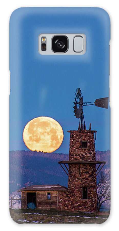 Windmill Galaxy S8 Case featuring the photograph Windmill at Moonset #1 by Tim Kathka