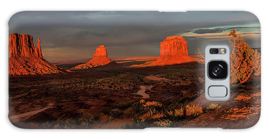 Monument Valley Galaxy Case featuring the photograph An Incredible Evening by Doug Scrima