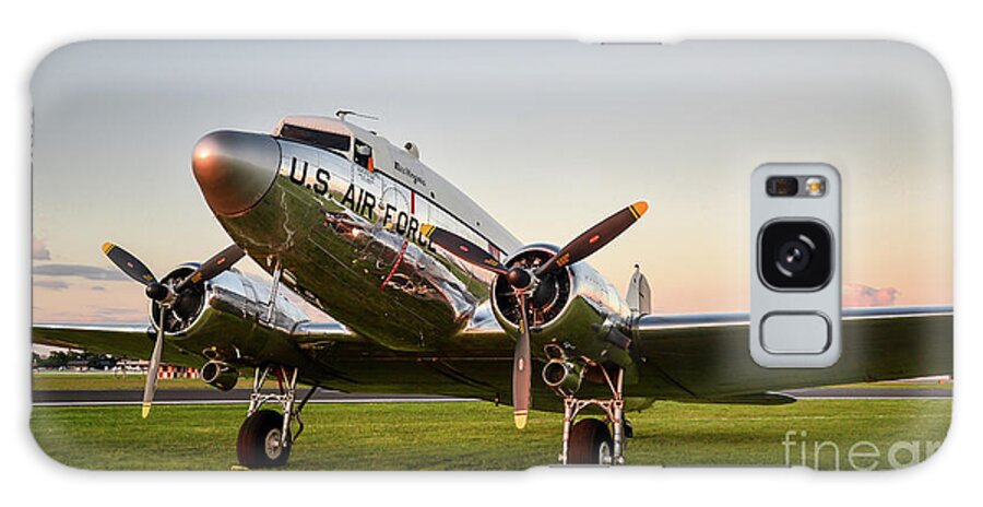 C-47 Galaxy S8 Case featuring the photograph C-47 at dusk by Paul Quinn