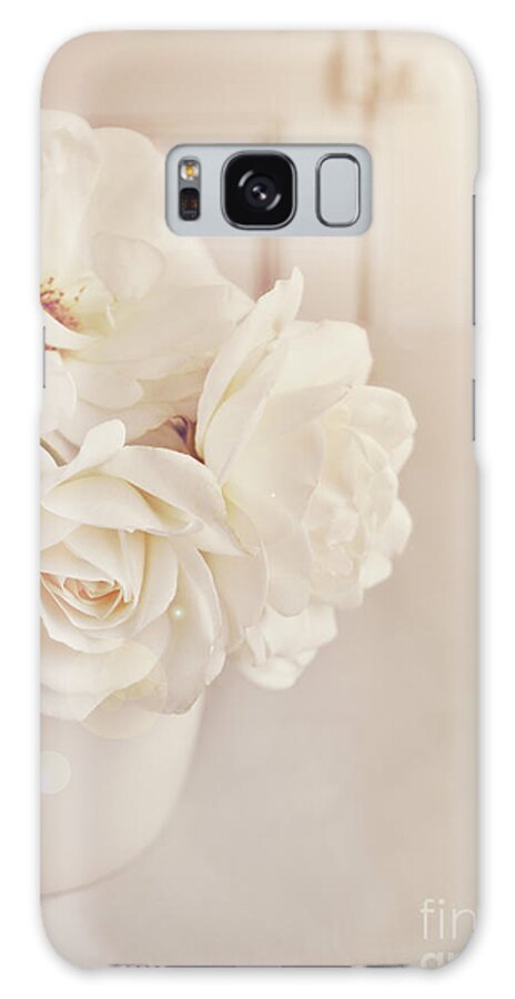 White Roses Galaxy S8 Case featuring the photograph Cream roses in vase by Lyn Randle