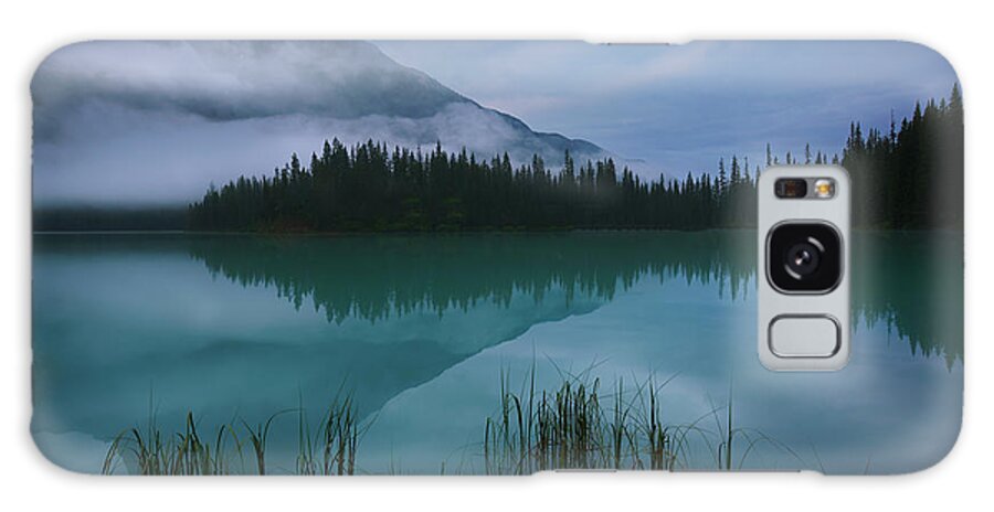 Mountains Galaxy Case featuring the photograph Emerald Lake Before Sunrise by Dan Jurak