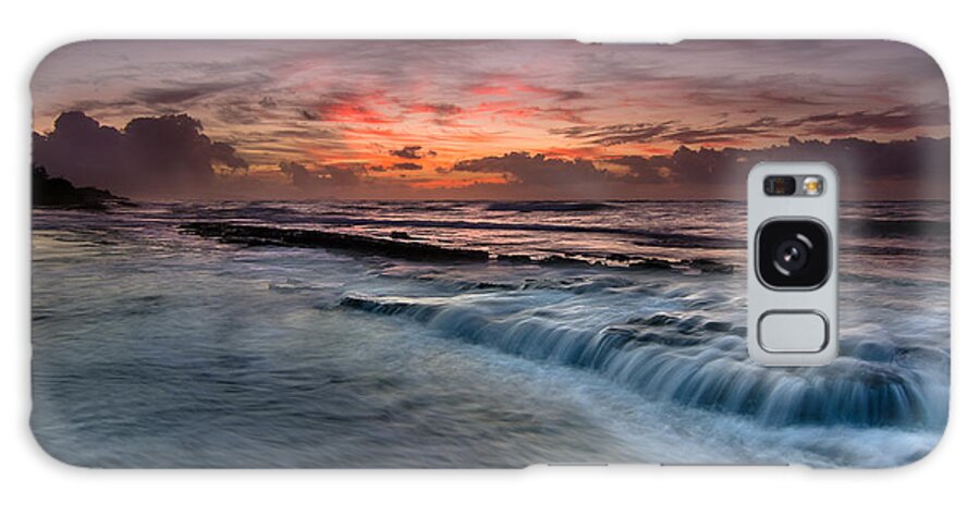 Sunrise Galaxy S8 Case featuring the photograph Hawaiian sunrise by Tin Lung Chao