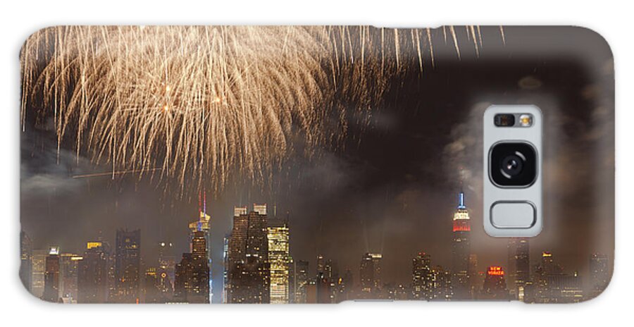 Clarence Holmes Galaxy Case featuring the photograph Hudson River Fireworks VI by Clarence Holmes