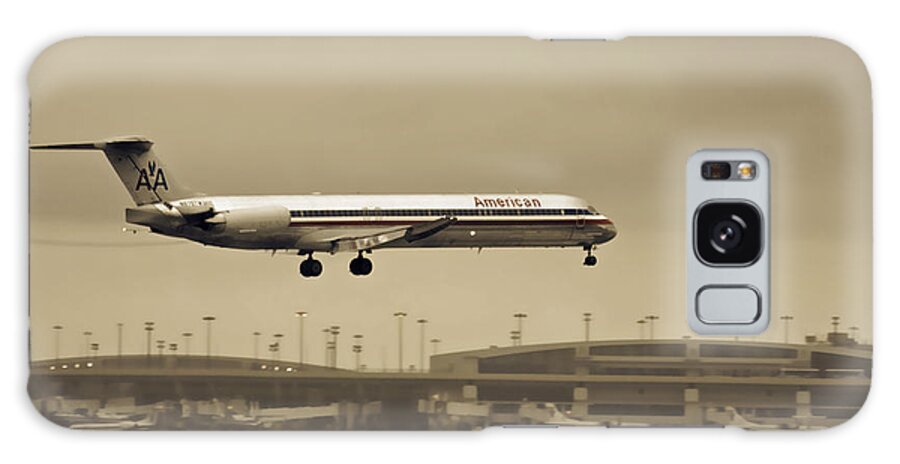 American Airlines-the Mcdonnell Douglas Md-81/82/83/88 Galaxy S8 Case featuring the photograph Landing at DFW Airport by Douglas Barnard