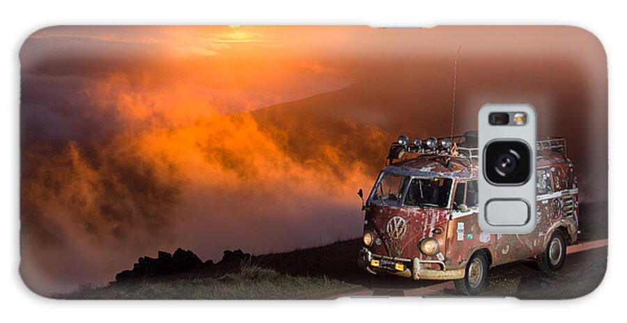 Mount Shasta Galaxy Case featuring the photograph Rustybus Above the Sunset by Richard Kimbrough