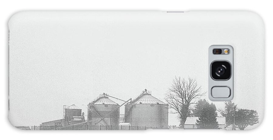 Farm Galaxy S8 Case featuring the photograph Foggy Farm by Linda Henne