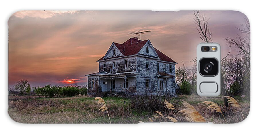 Abandoned Farm Homestead Bando Vacant Sunset Rural Decay Desolate Nd North Dakota Churches Ferry Galaxy Case featuring the photograph Silent Sunset - Abandoned farm home near Churches Ferry ND by Peter Herman