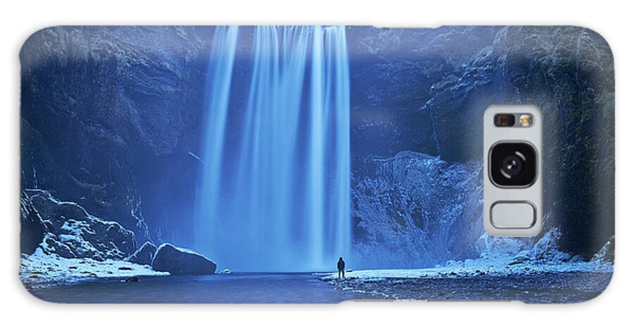 Skógarfoss Galaxy Case featuring the photograph Standing before the falls by Henry w Liu