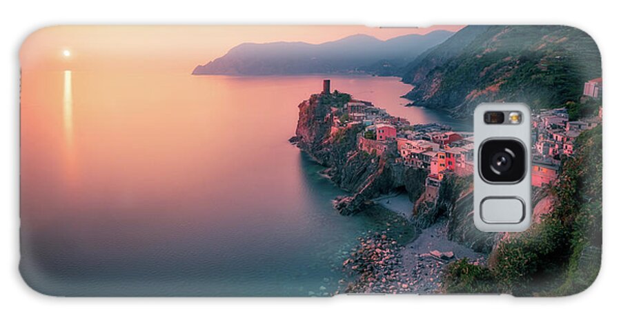 Sunset Galaxy Case featuring the photograph Vernazza Sunset #1 by Henry w Liu