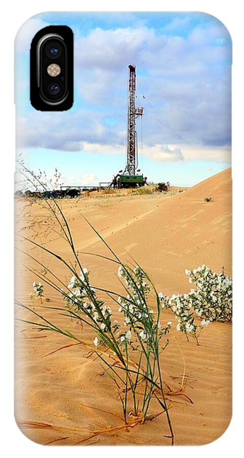 Precision Rig 10 iPhone X Case featuring the photograph Precision Rig 10 Near Monahans by Lanita Williams