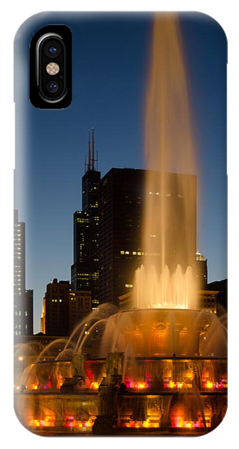 Buckingham Fountain iPhone X Case featuring the photograph Night Time at Buckingham Fountain by Tom Potter