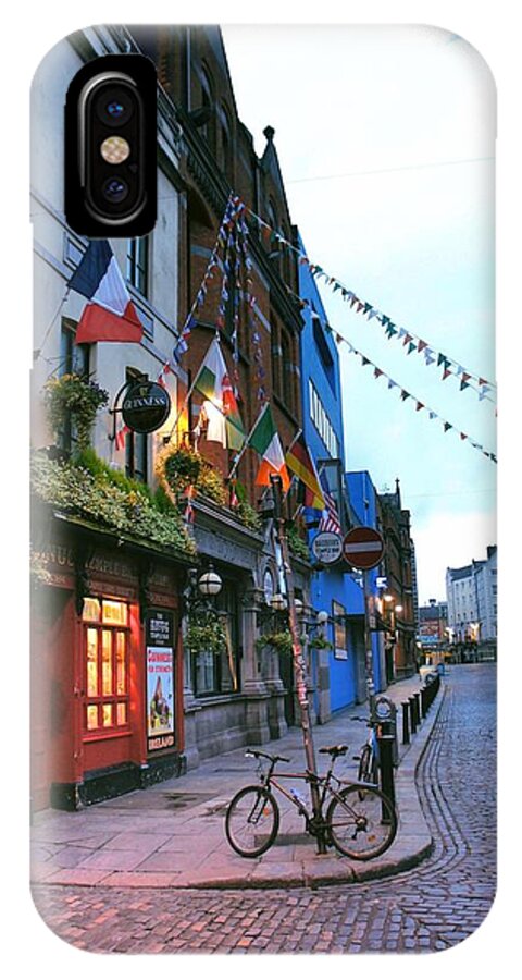 Temple Bar iPhone X Case featuring the photograph Temple Bar Dawn by Megan Ford-Miller