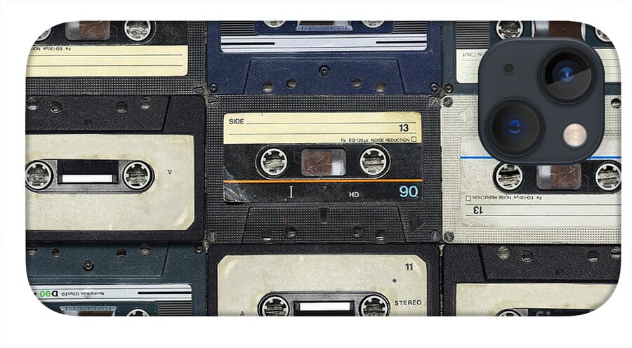 Bạn đang sở hữu một chiếc iPhone 13 Mini và muốn tạo cho nó phong cách riêng? Hãy xem bộ ốp lưng cassette retro do Krasovski thiết kế. Chiếc ốp lưng này sẽ làm cho chiếc điện thoại của bạn trở nên độc đáo và ấn tượng hơn. Xem hình ảnh để chiêm ngưỡng sản phẩm này. 