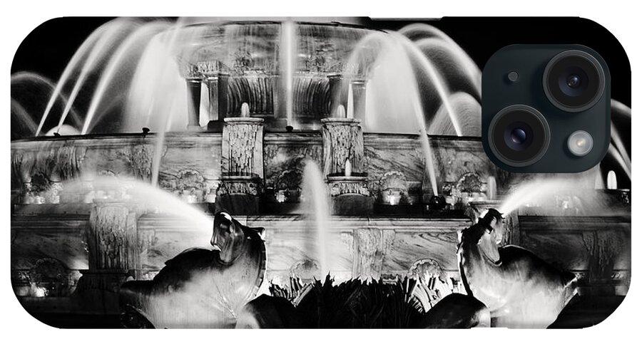 Buckingham Fountain iPhone Case featuring the photograph Buckingham Fountain at Night #1 by Laura Kinker