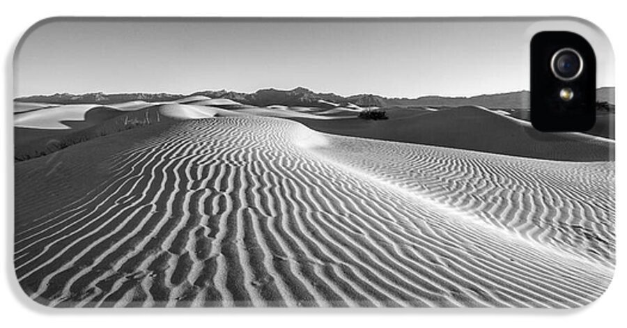 Horizontal iPhone 5 Case featuring the photograph Waves in the distance by Jon Glaser