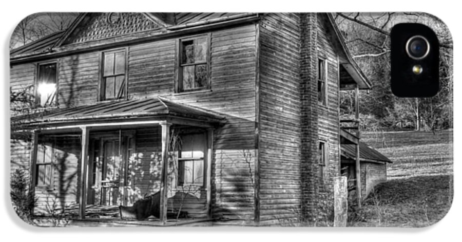 Old House iPhone 5 Case featuring the photograph This old House by Todd Hostetter