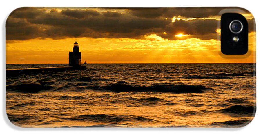 Lighthouse iPhone 5s Case featuring the photograph Moody Morning by Bill Pevlor