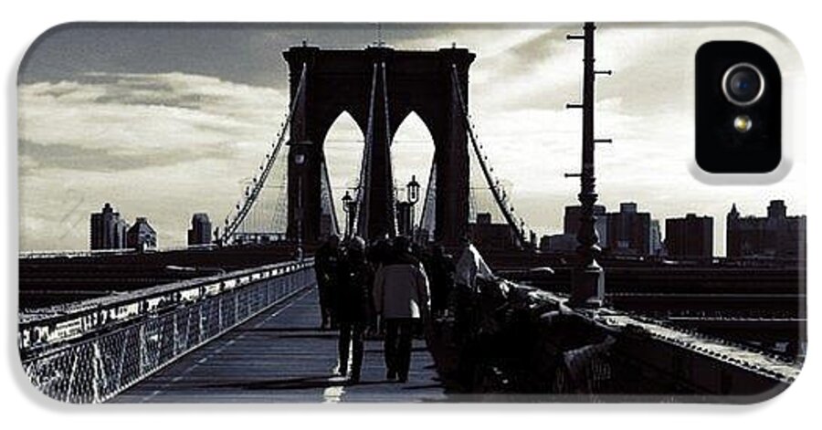 Nyc iPhone 5s Case featuring the photograph Afternoon on the Brooklyn Bridge by Luke Kingma