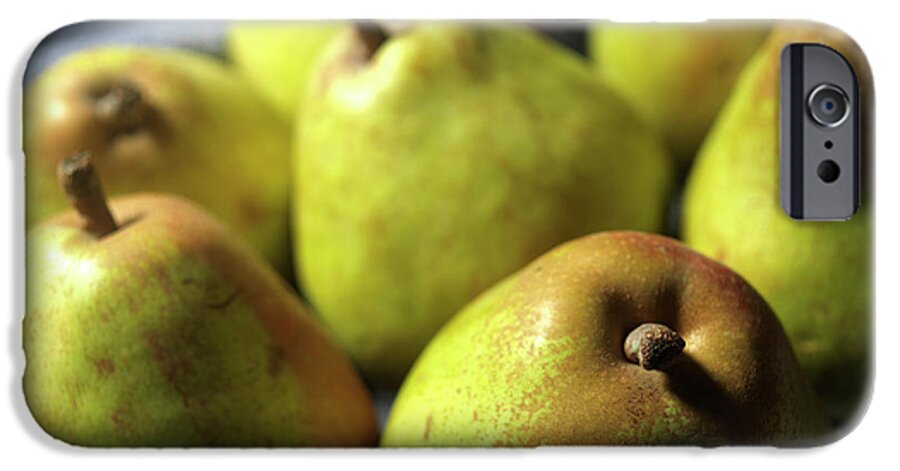 https://render.fineartamerica.com/images/rendered/default/phone-case/iphone6s/images/artworkimages/medium/2/comice-pears-brian-yarvin.jpg?&targetx=0&targety=-117&imagewidth=576&imageheight=576&modelwidth=576&modelheight=342&backgroundcolor=272414&orientation=1