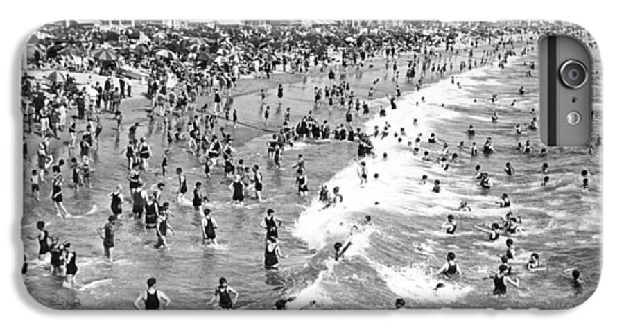 1920's iPhone 6s Plus Case featuring the photograph Santa Monica Beach In December by Underwood Archives