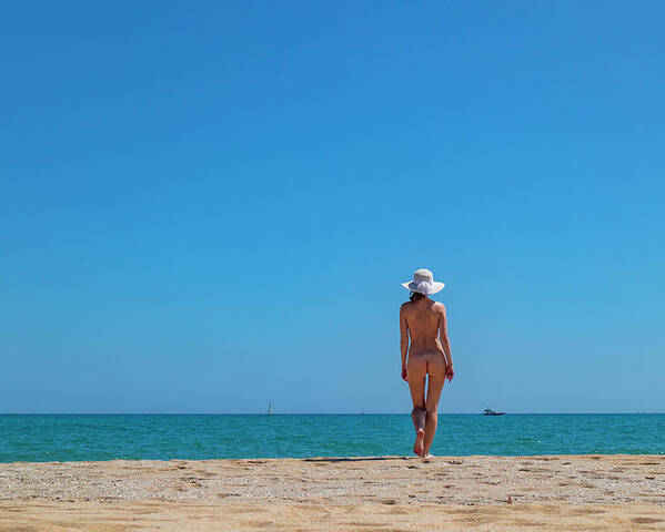 young nudist daughter 小さなビーチで遊ぶ少女 - 1人のストックフォトや画像を多数ご ...