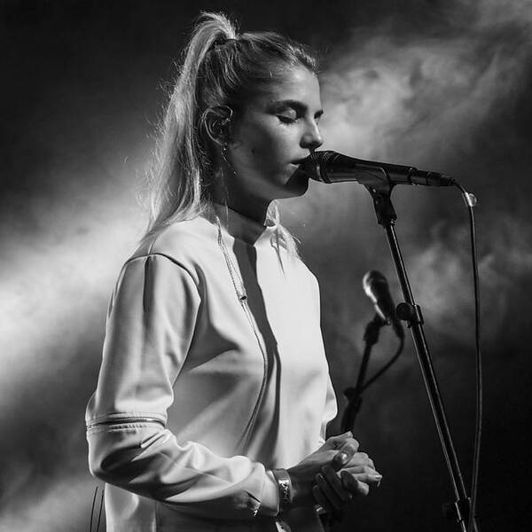 Vocalist Hannah Reid in LONDON GRAMMAR at The El Rey Theatre by Frequency Fixx