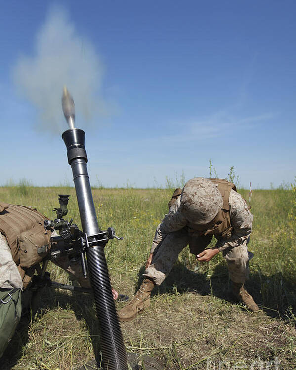 us-marines-fire-an-m252-81mm-mortar-stocktrek-images.jpg