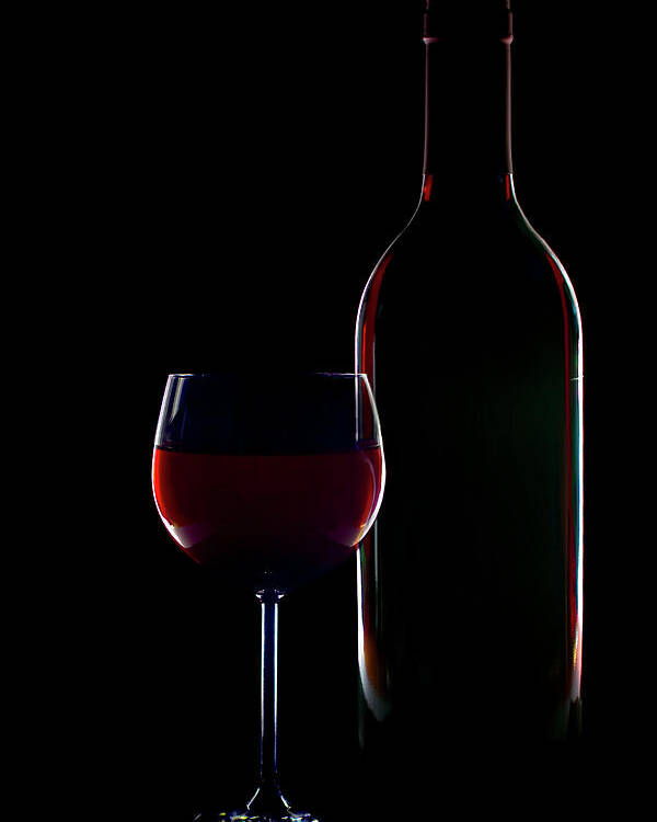 Array wij een miljard Silhouette Of Red Wine Bottle And Glas Poster by Lightpix - Photos.com