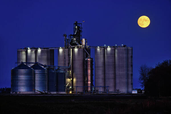 Cendak Art Print featuring the photograph October's Hunter's Moon rises above Cendak Elevator at Leeds ND by Peter Herman