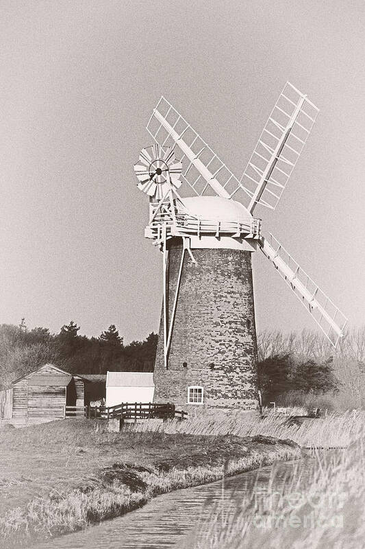 Horsey Art Print featuring the photograph Horsey Wind Pump vertical by Paul Cowan