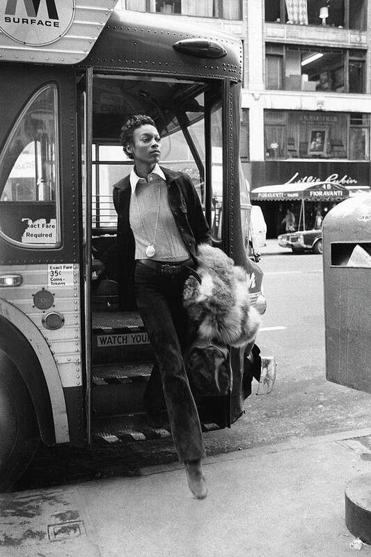 Personality Art Print featuring the photograph Naomi Sims Getting Off A Bus by Berry Berenson