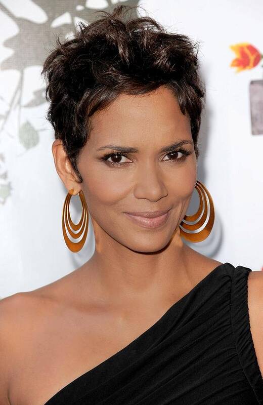 Halle Berry Art Print featuring the photograph Halle Berry At Arrivals For 2011 Annual by Everett