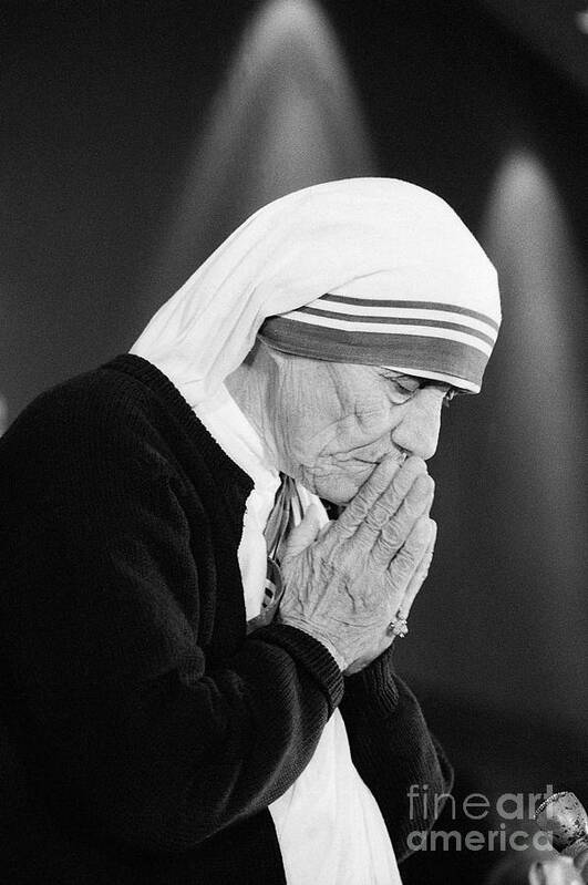 1980-1989 Art Print featuring the photograph Mother Teresa With Folded Hands At Event by Bettmann