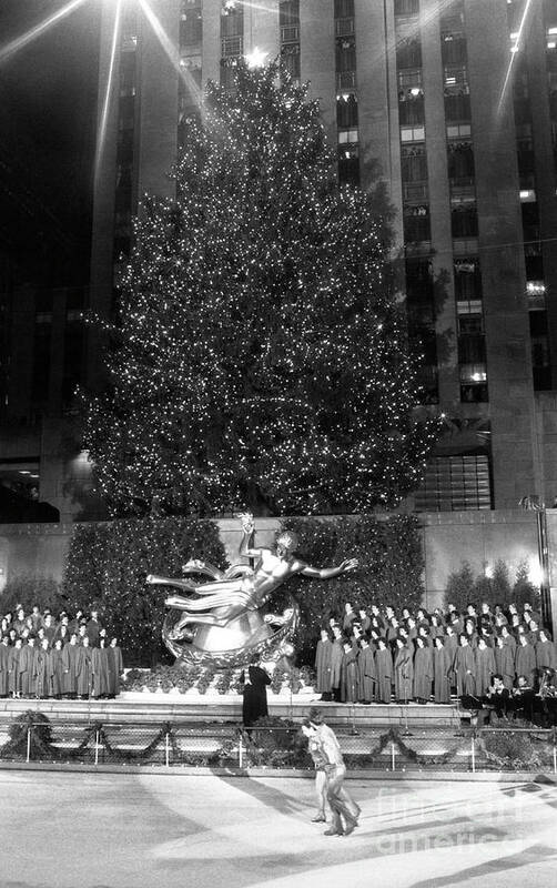 1980-1989 Art Print featuring the photograph Christmas Tree At Rockefeller Center #11 by Bettmann