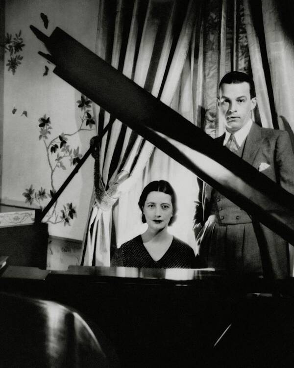 Actor Art Print featuring the photograph Lynn Fontanne And Alfred Lunt At A Piano by Cecil Beaton