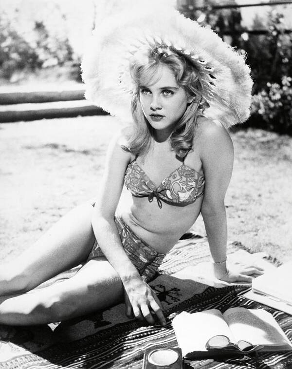 Lovely SUE LYON as LOLITA SIGNED in Blue Ink 1962 Movie Photo 8x10 Glossy 