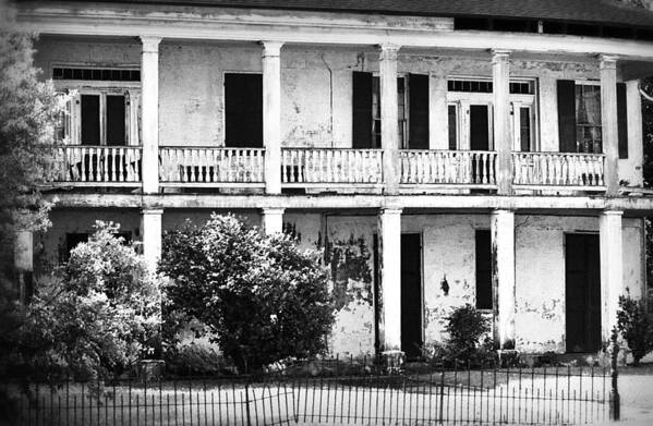 Southern Mansions Art Print featuring the photograph Crumbling Grandeur by Nadalyn Larsen