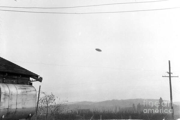 Science Art Print featuring the photograph Mcminnville Ufo Sighting, 1950 by Science Source