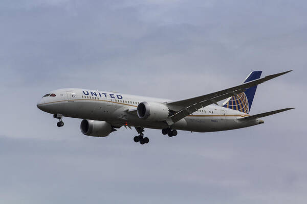 United Airlines Dreamliner Art Print featuring the photograph United Airlines Boeing 787 by David Pyatt